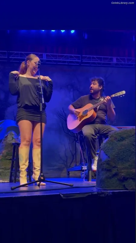 Noah Cyrus photo 9 of 908