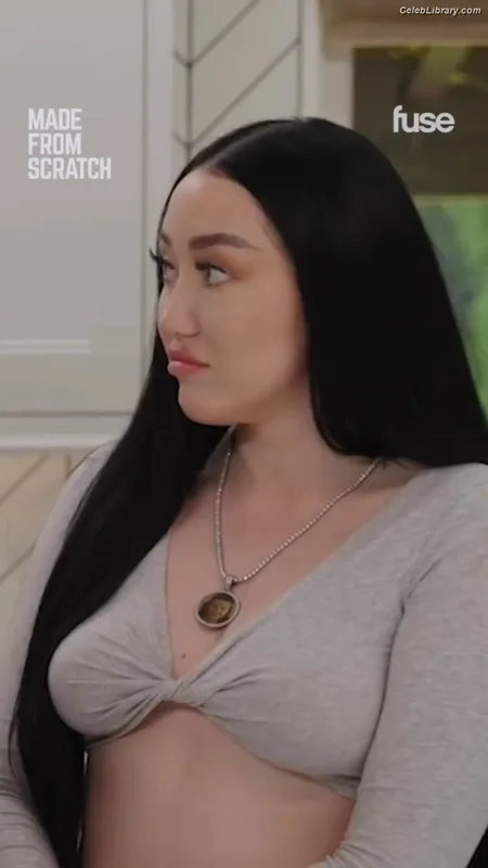 Noah Cyrus photo 20 of 908
