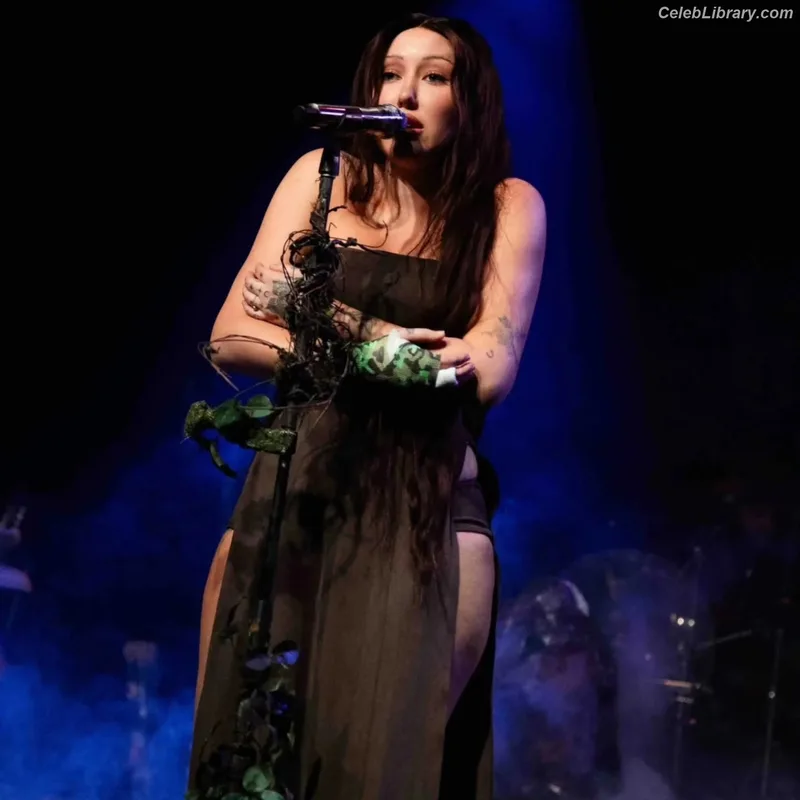 Noah Cyrus photo 16 of 908