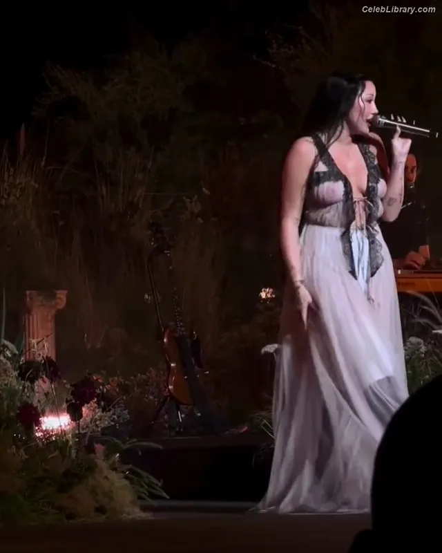 Noah Cyrus photo 17 of 908