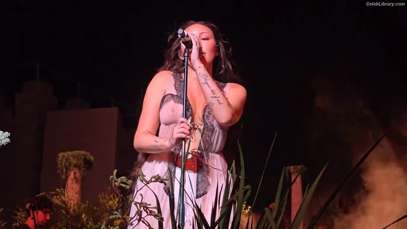 Noah Cyrus photo 14 of 908