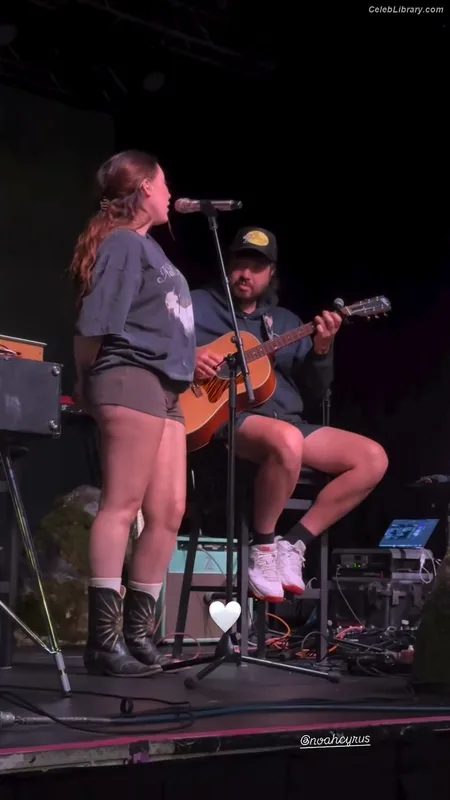 Noah Cyrus photo 22 of 908