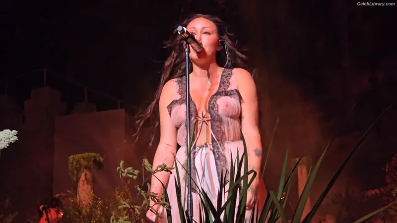 Noah Cyrus photo 2 of 908