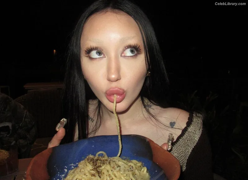 Noah Cyrus photo 13 of 908
