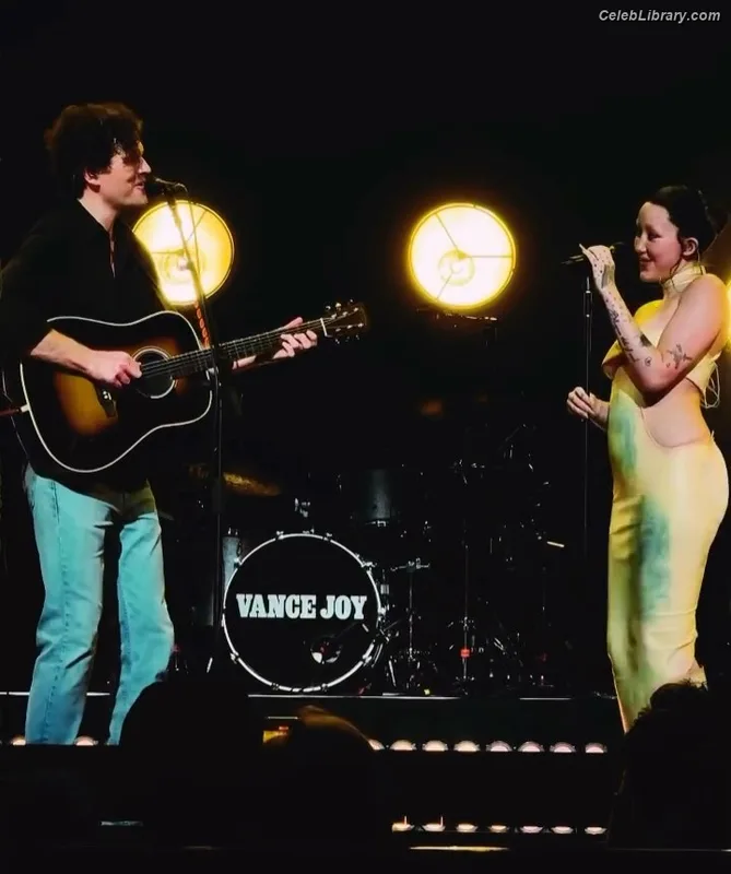 Noah Cyrus photo 2 of 908