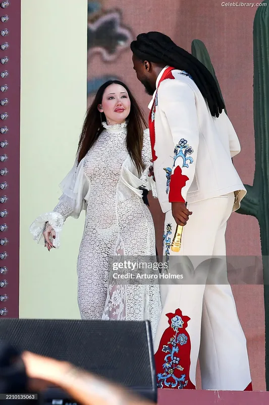 Noah Cyrus photo 3 of 908