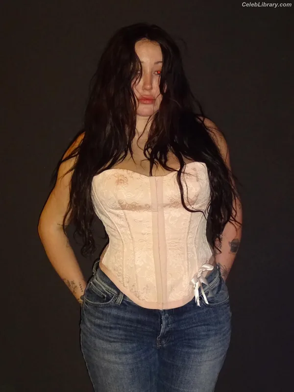 Noah Cyrus photo 4 of 908
