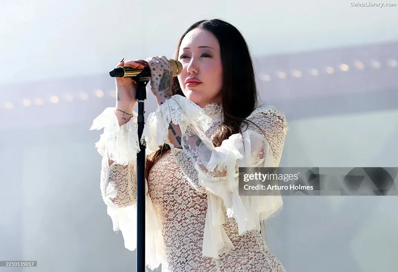 Noah Cyrus photo 15 of 908
