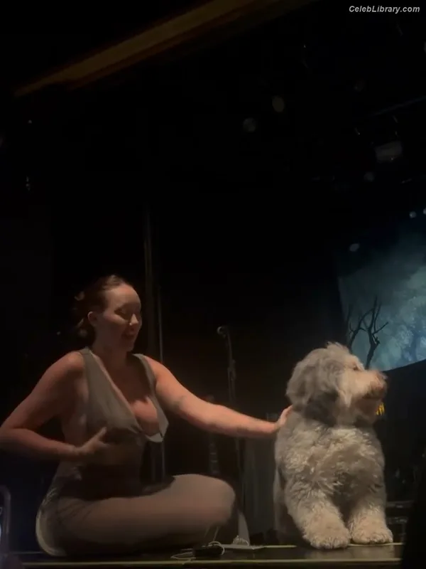 Noah Cyrus photo 2 of 908