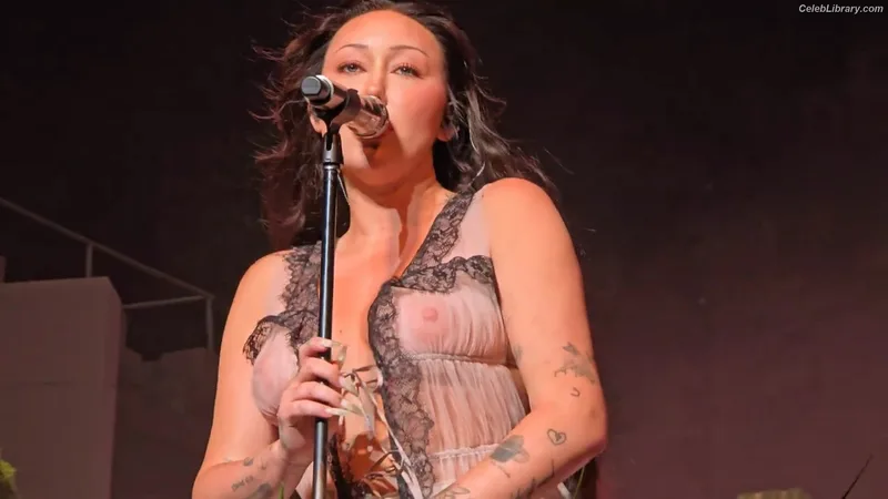 Noah Cyrus photo 10 of 908