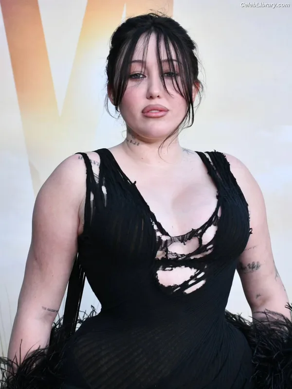 Noah Cyrus photo 20 of 908