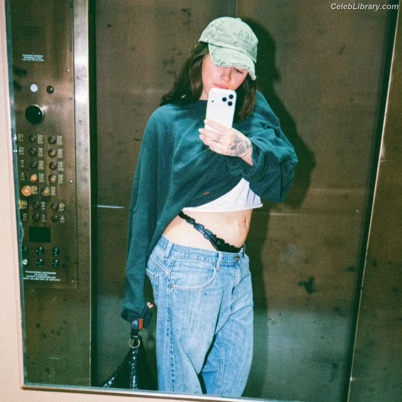Noah Cyrus photo 4 of 908