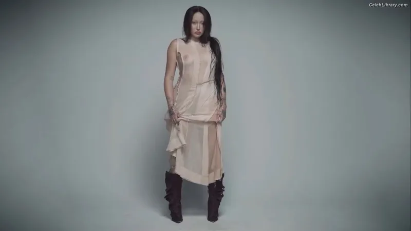 Noah Cyrus photo 8 of 908