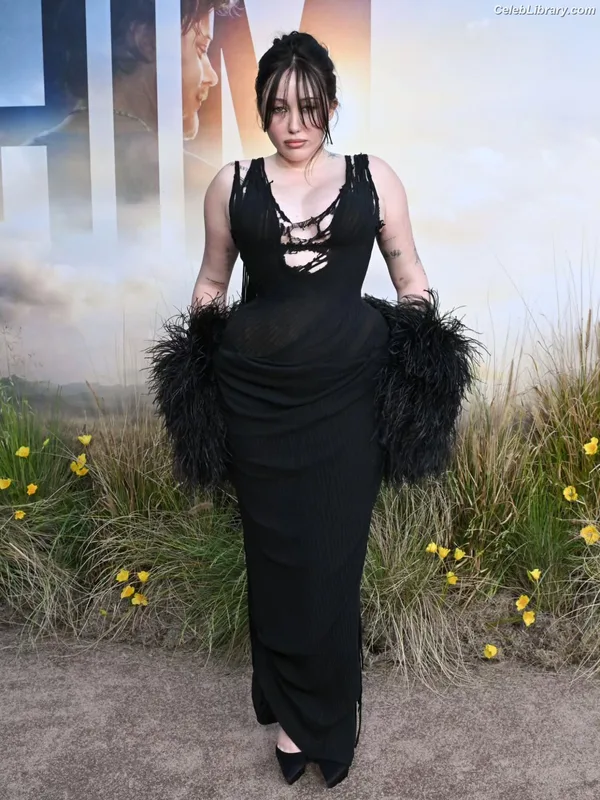 Noah Cyrus photo 11 of 908