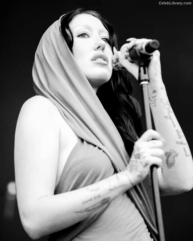 Noah Cyrus photo 22 of 908