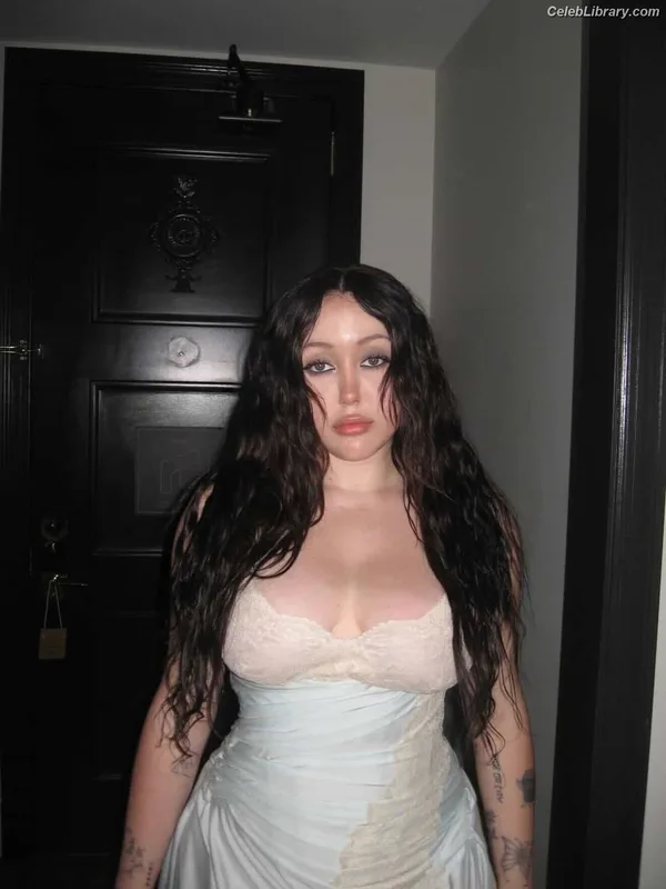 Noah Cyrus photo 8 of 908