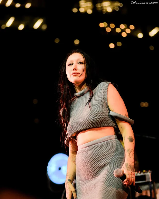 Noah Cyrus photo 10 of 908