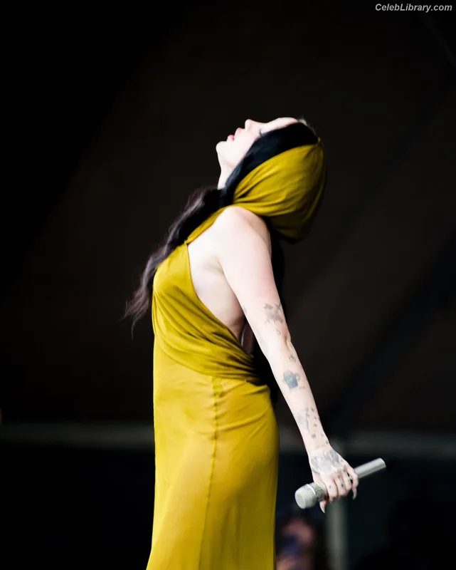 Noah Cyrus photo 11 of 908