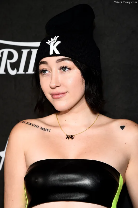 Noah Cyrus photo 1 of 908