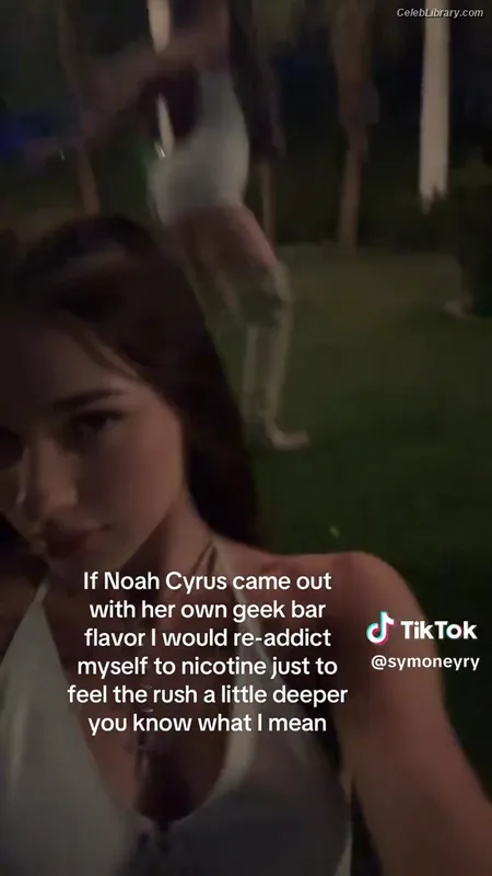 Noah Cyrus photo 4 of 908