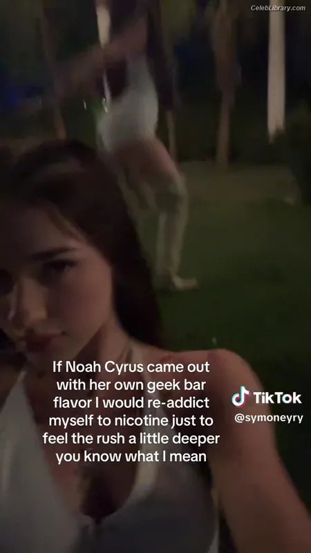Noah Cyrus photo 5 of 908