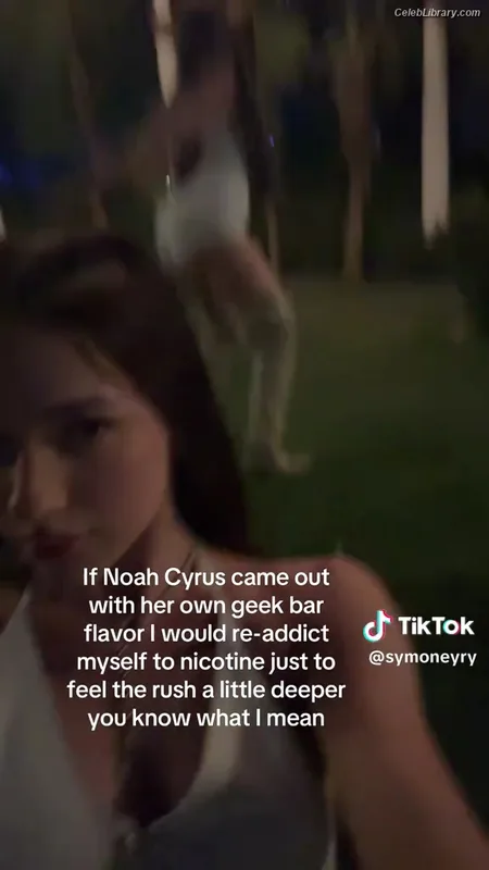 Noah Cyrus photo 6 of 908