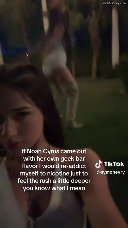 Noah Cyrus photo 7 of 908