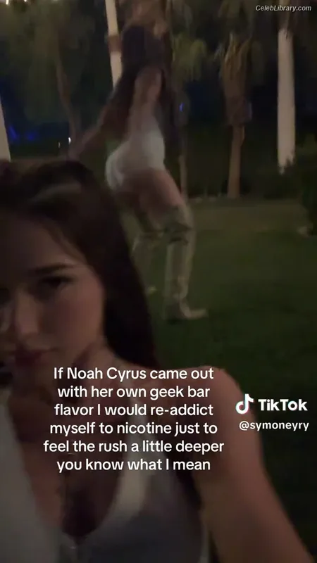Noah Cyrus photo 8 of 908