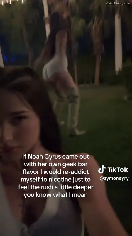 Noah Cyrus photo 9 of 908