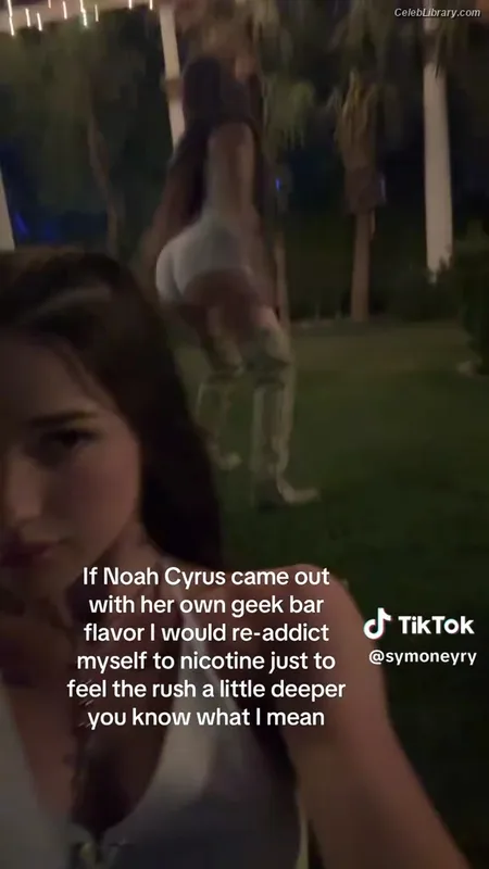 Noah Cyrus photo 10 of 908
