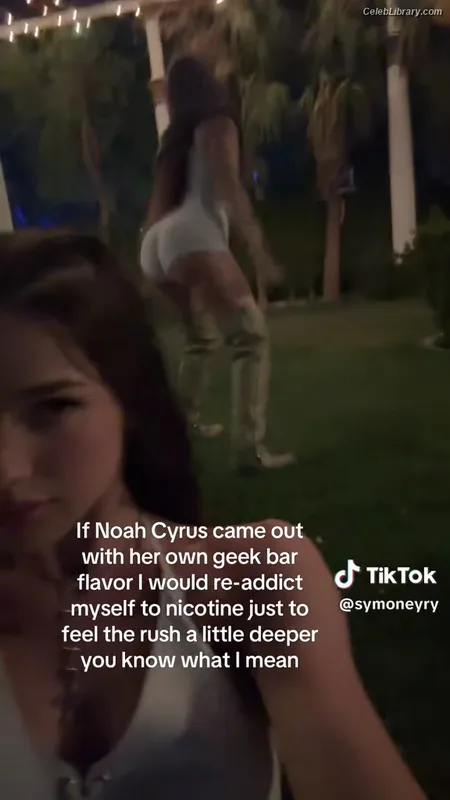 Noah Cyrus photo 11 of 908