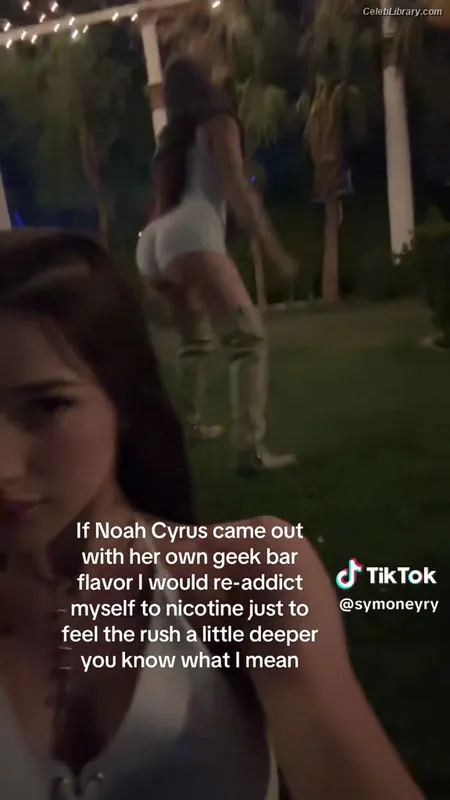 Noah Cyrus photo 12 of 908