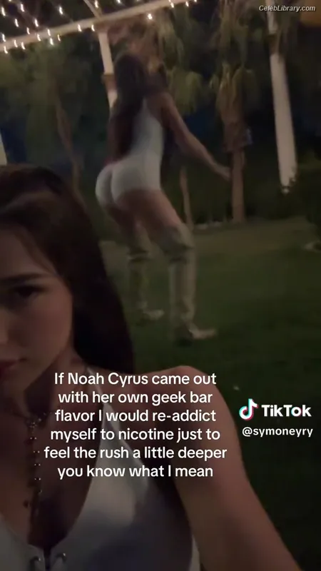 Noah Cyrus photo 15 of 908