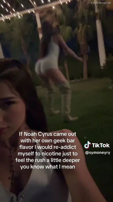 Noah Cyrus photo 16 of 908
