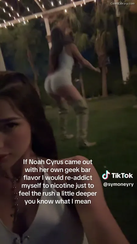 Noah Cyrus photo 17 of 908