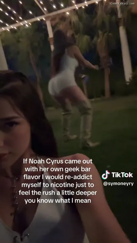 Noah Cyrus photo 19 of 908