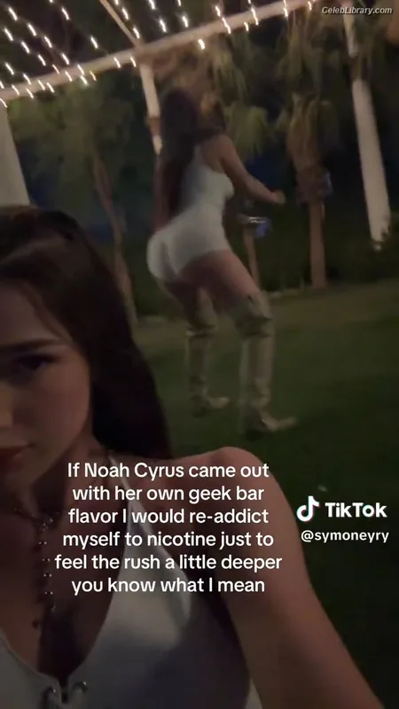 Noah Cyrus photo 20 of 908