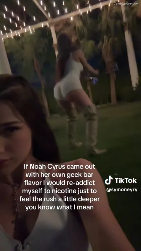 Noah Cyrus photo 21 of 908