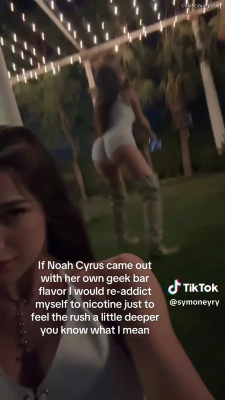 Noah Cyrus photo 1 of 908