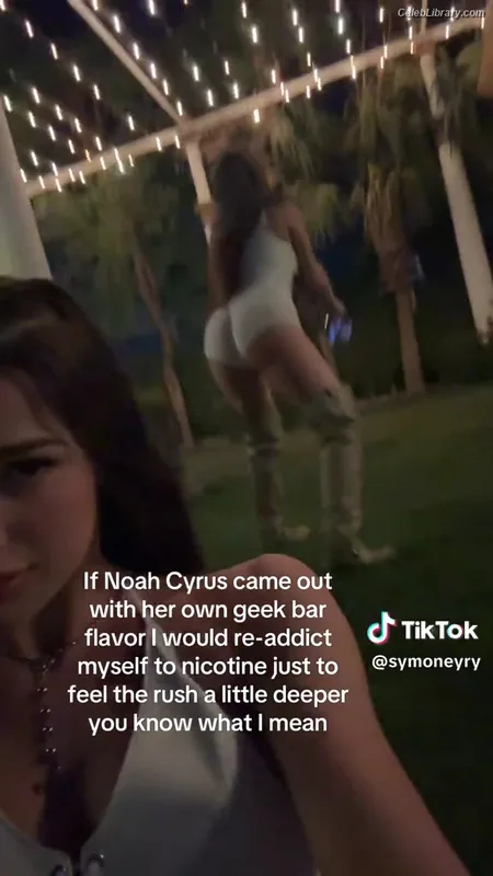 Noah Cyrus photo 2 of 908