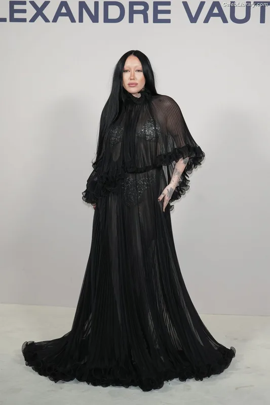 Noah Cyrus photo 13 of 908
