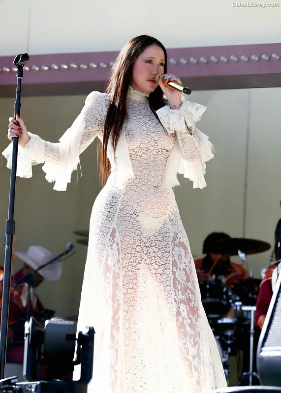 Noah Cyrus photo 1 of 908