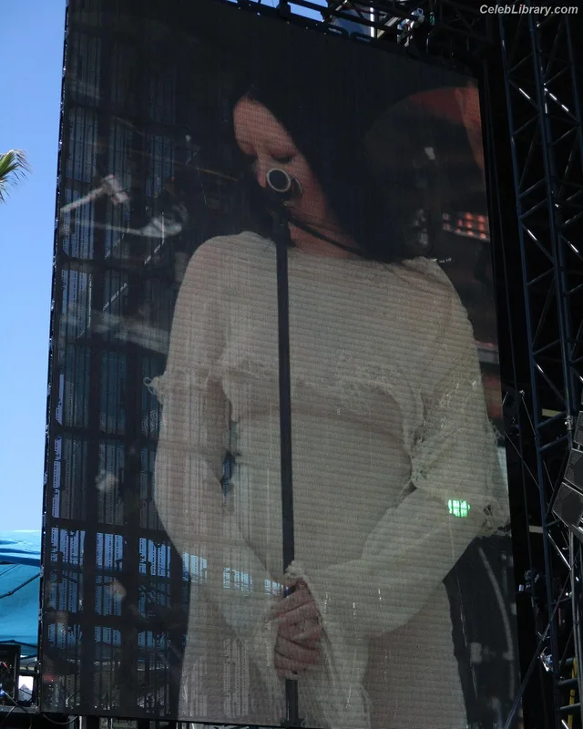Noah Cyrus photo 22 of 908