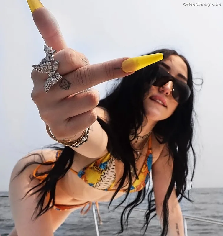 Noah Cyrus photo 10 of 908