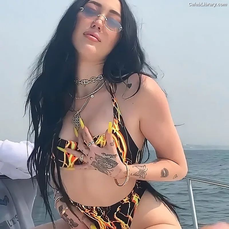 Noah Cyrus photo 13 of 908