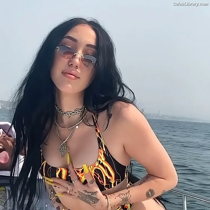 Noah Cyrus photo 14 of 908