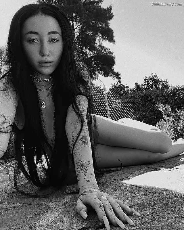 Noah Cyrus photo 16 of 908