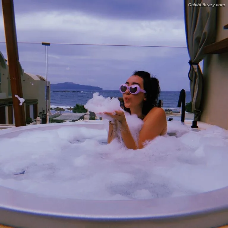 Noah Cyrus photo 11 of 908