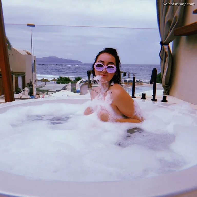 Noah Cyrus photo 12 of 908
