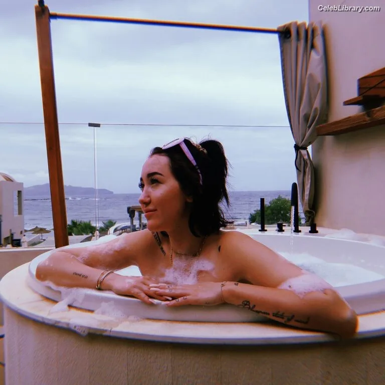 Noah Cyrus photo 13 of 908